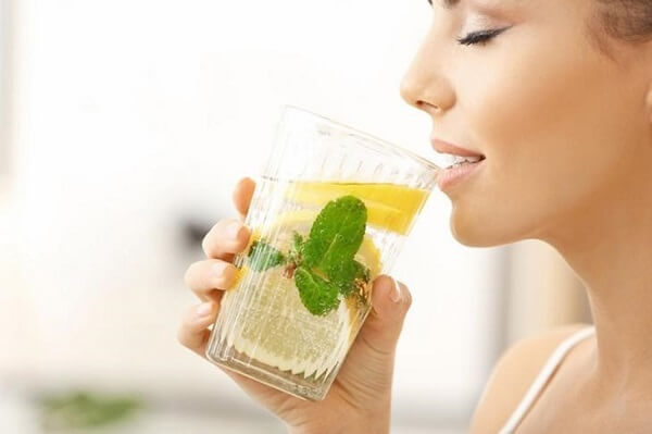Uống nước chanh mỗi ngày sẽ giúp cơ thể thanh lọc tốt hơn, hạn chế nám hình thành