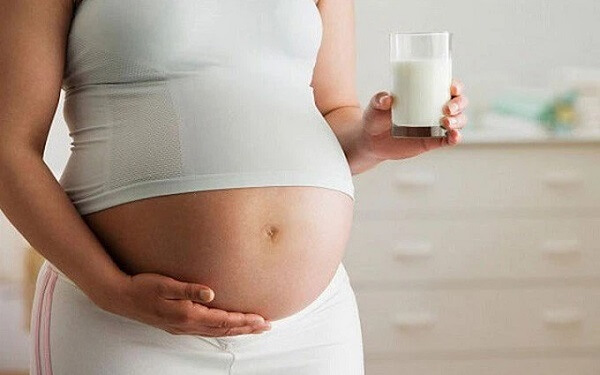 Sữa là loại thực phẩm giàu canxi cho bà bầu 3 tháng cuối nhất