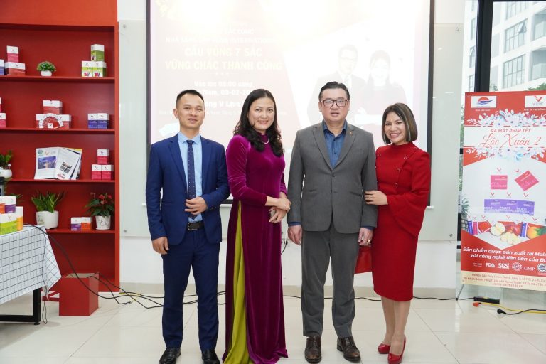 Dr Eric Sebastian Teoh (số 2 từ phải qua) và Co – Founder & CEO Thanh Hương (số 2 từ trái qua) chụp hình cùng các đối tác tại Hà Nội