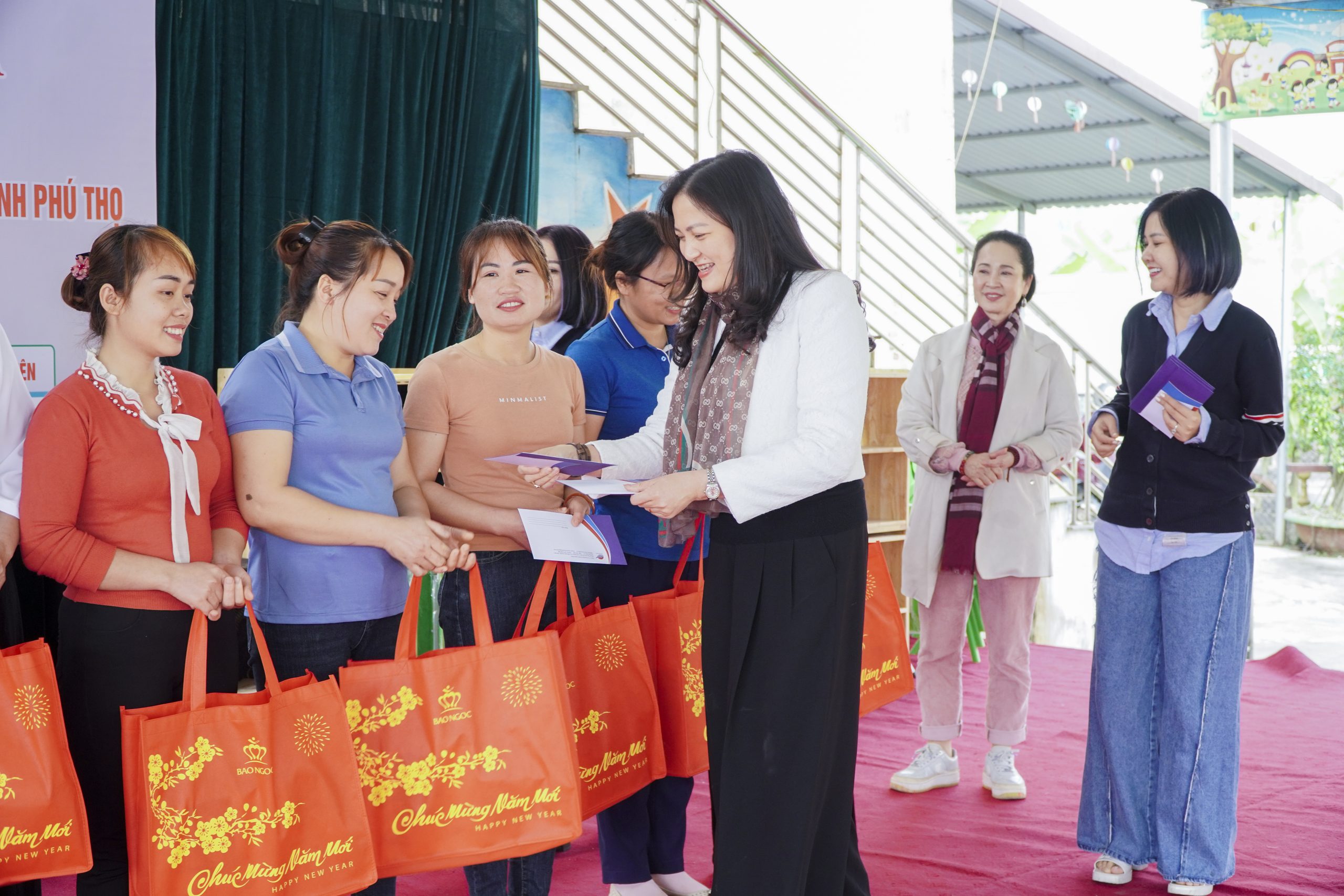 CEO - Ms Thanh Hương đại diện V Live trao quà đến giáo viên và học sinh mầm non Tân Sơn - Phú Thọ