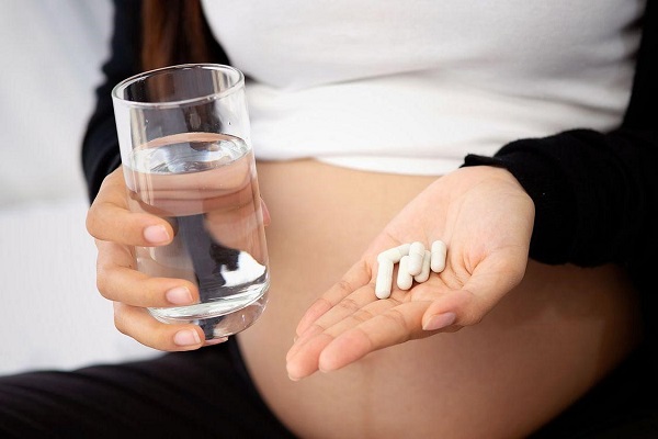 Uống thuốc bổ sung Axit Folic trước khi mang thai, trong khi mang thai và sau khi sinh