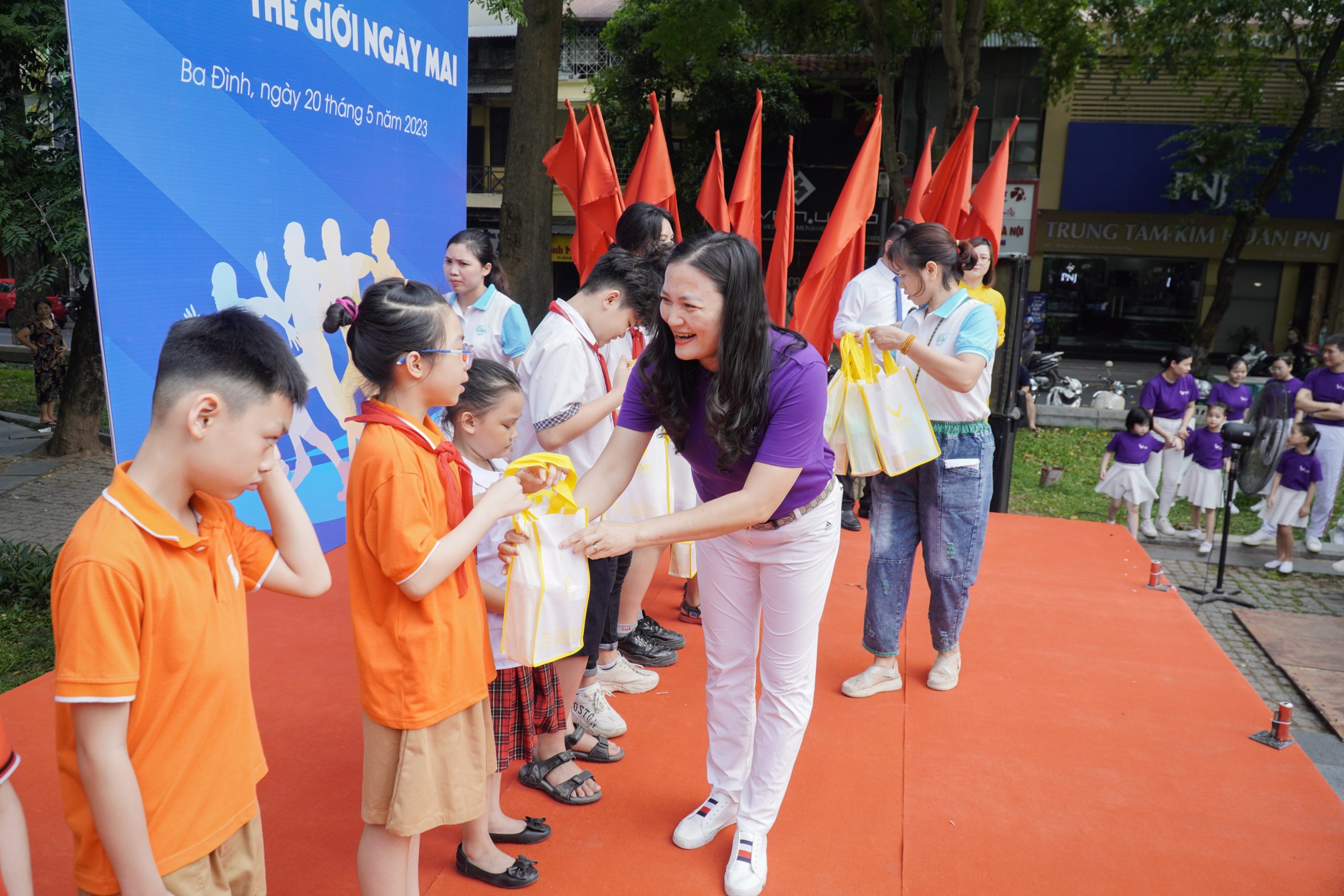Ms Đỗ Thị Thanh Hương trao quà đến các em nhỏ