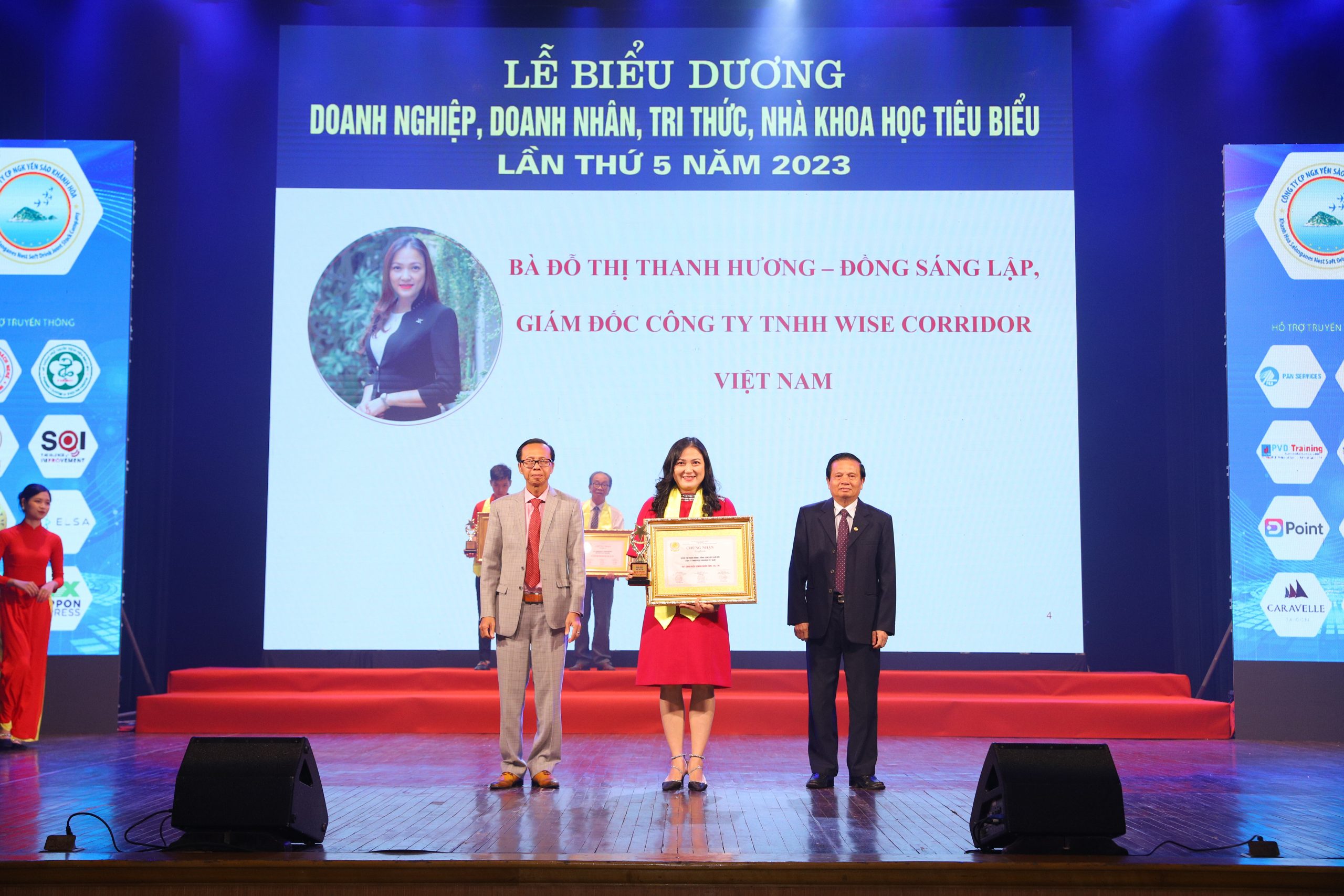 CEO Đỗ Thanh Hương nhận giải thưởng doanh nhân Doanh nhân Trí thức, nhà khoa học tiêu biểu năm 2023