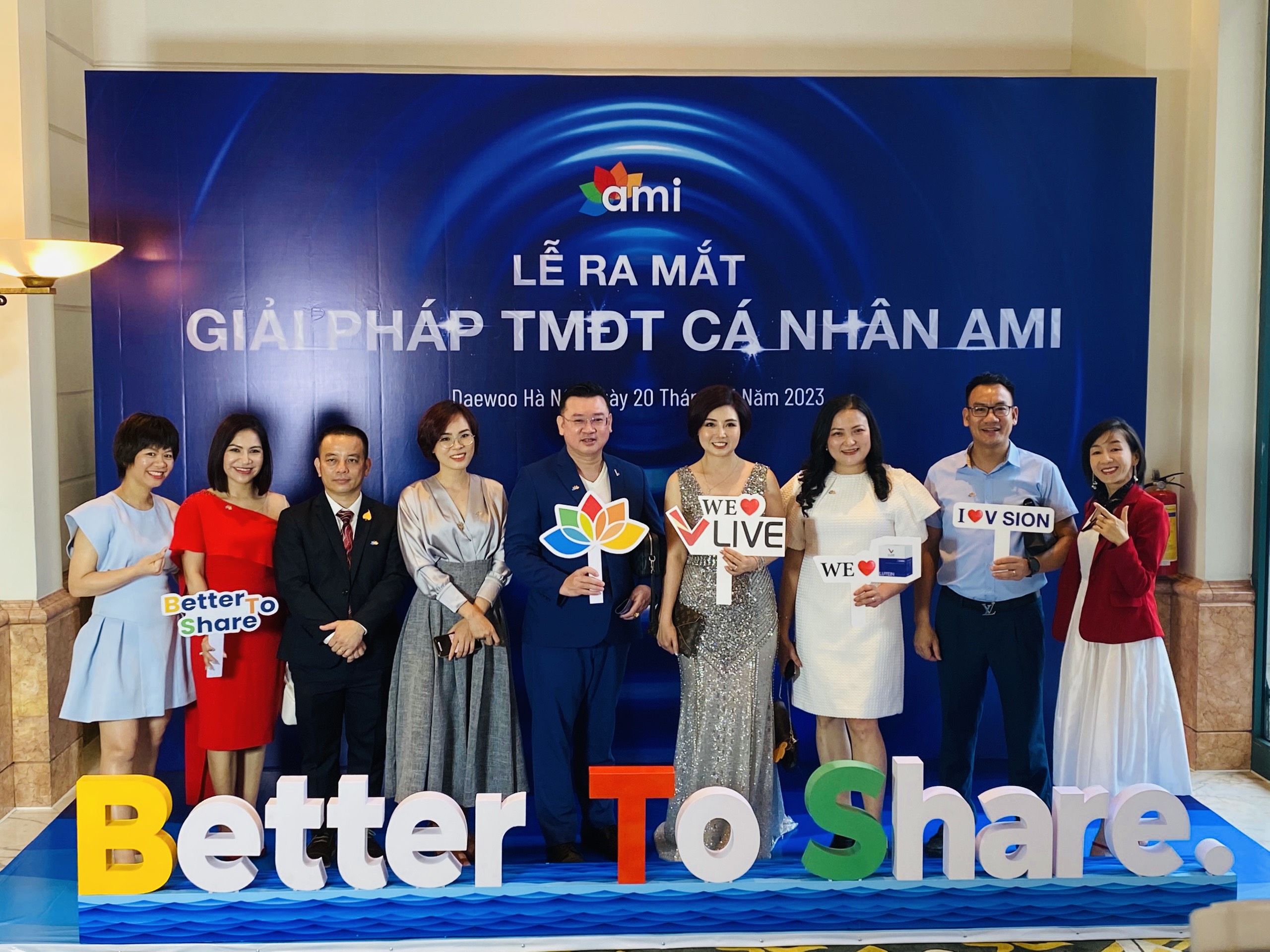 Dr. Eric Sebastian Teoh, ms Đỗ Thị Thanh Hương và đội ngũ V Live