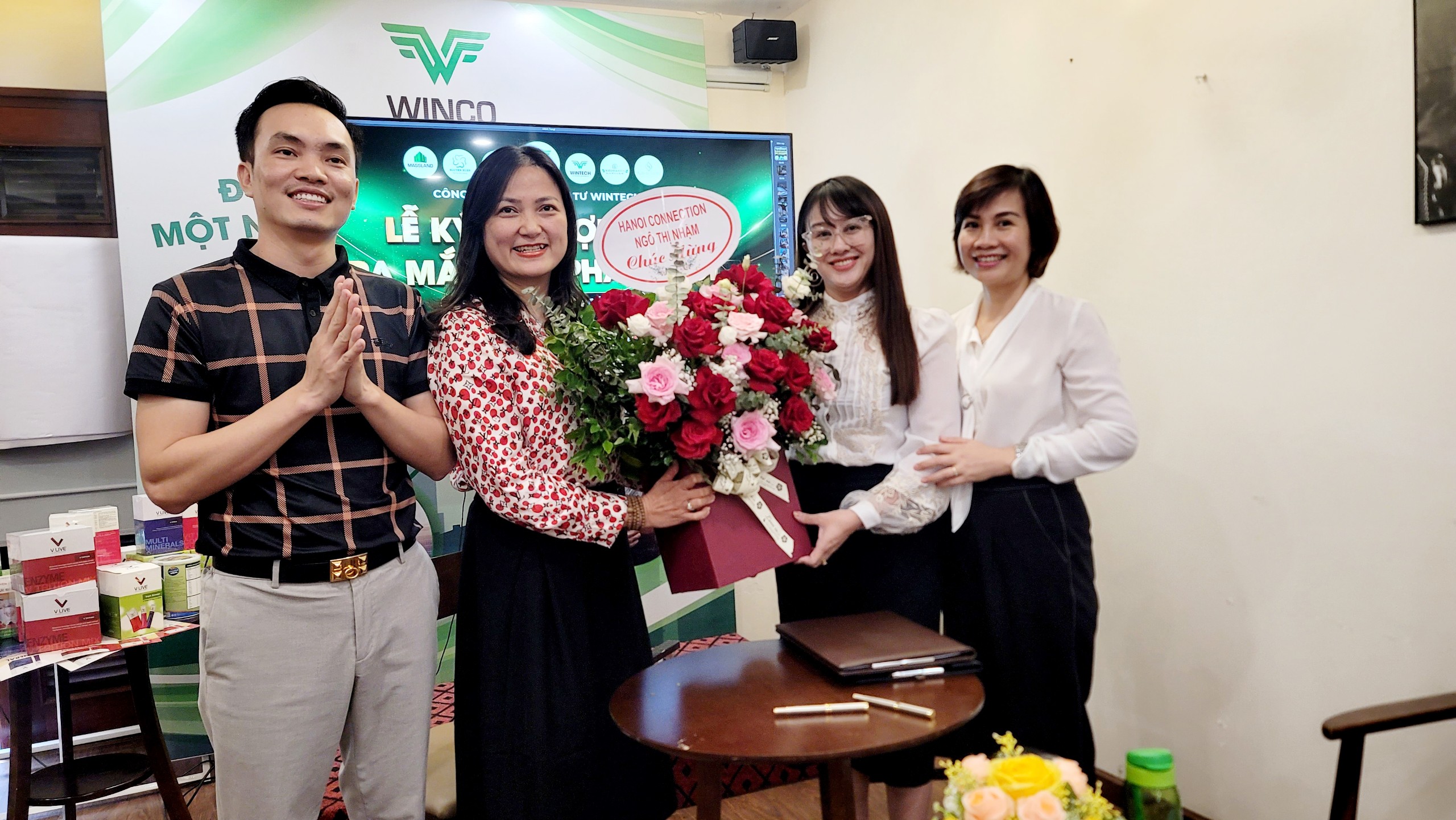 Ban lãnh đạo V Live International Việt Nam và Công ty Cổ phần đầu tư Wintech (trực thuộc Công ty Cổ phần Tập đoàn Winco) đã chính thức ký kết hợp tác