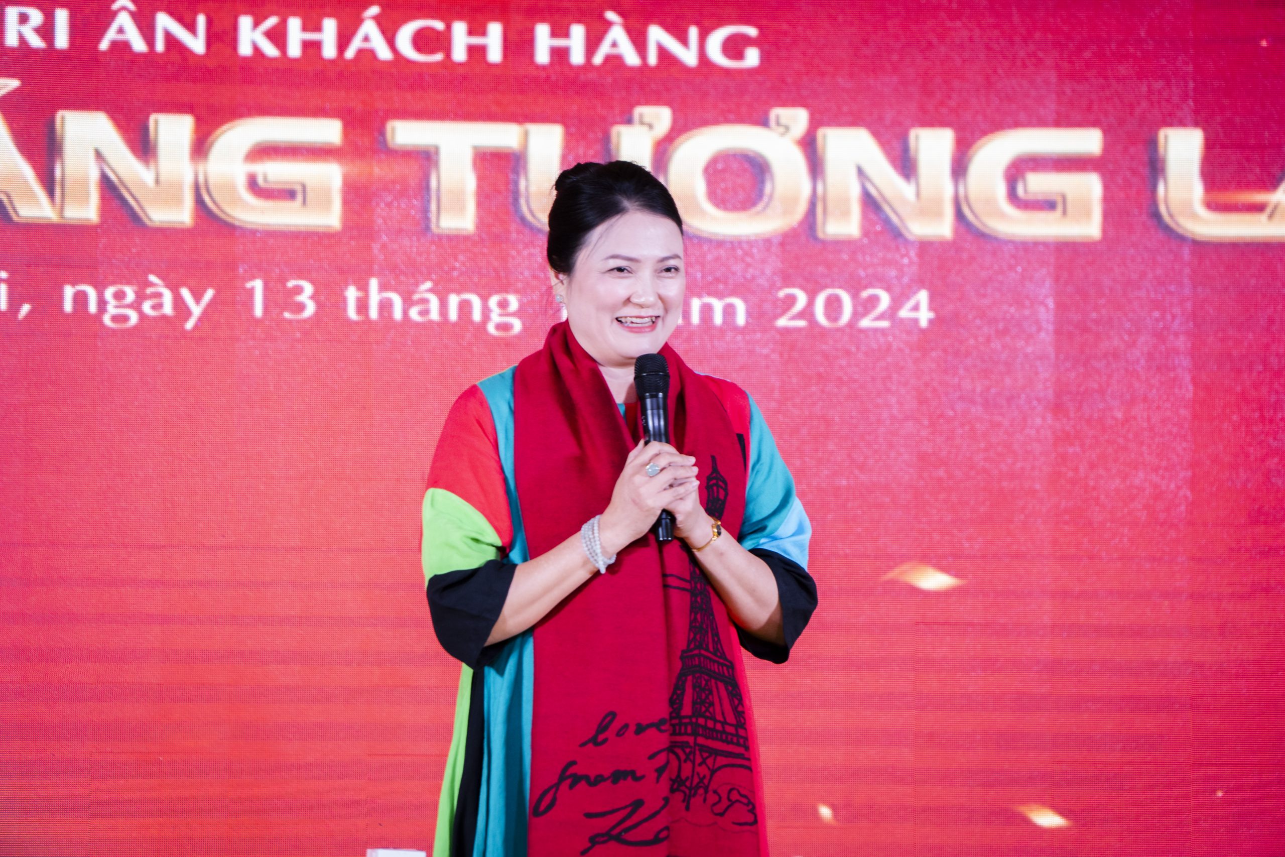 CEO Đỗ Thanh Hương phát biểu tri ân khách hàng đã đồng hành cùng V LIVE năm 2023 vừa qua