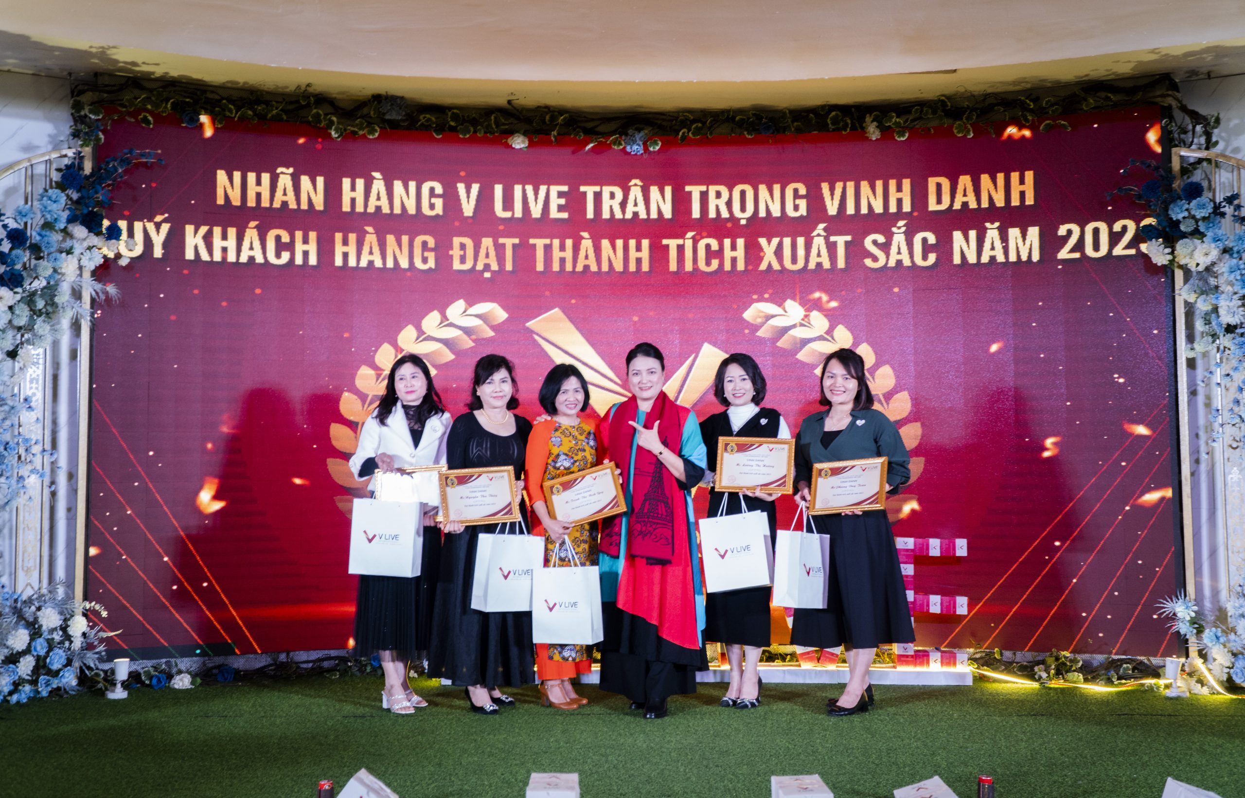 V LIVE vinh danh quý khách hàng đạt thành tích cao năm 2023