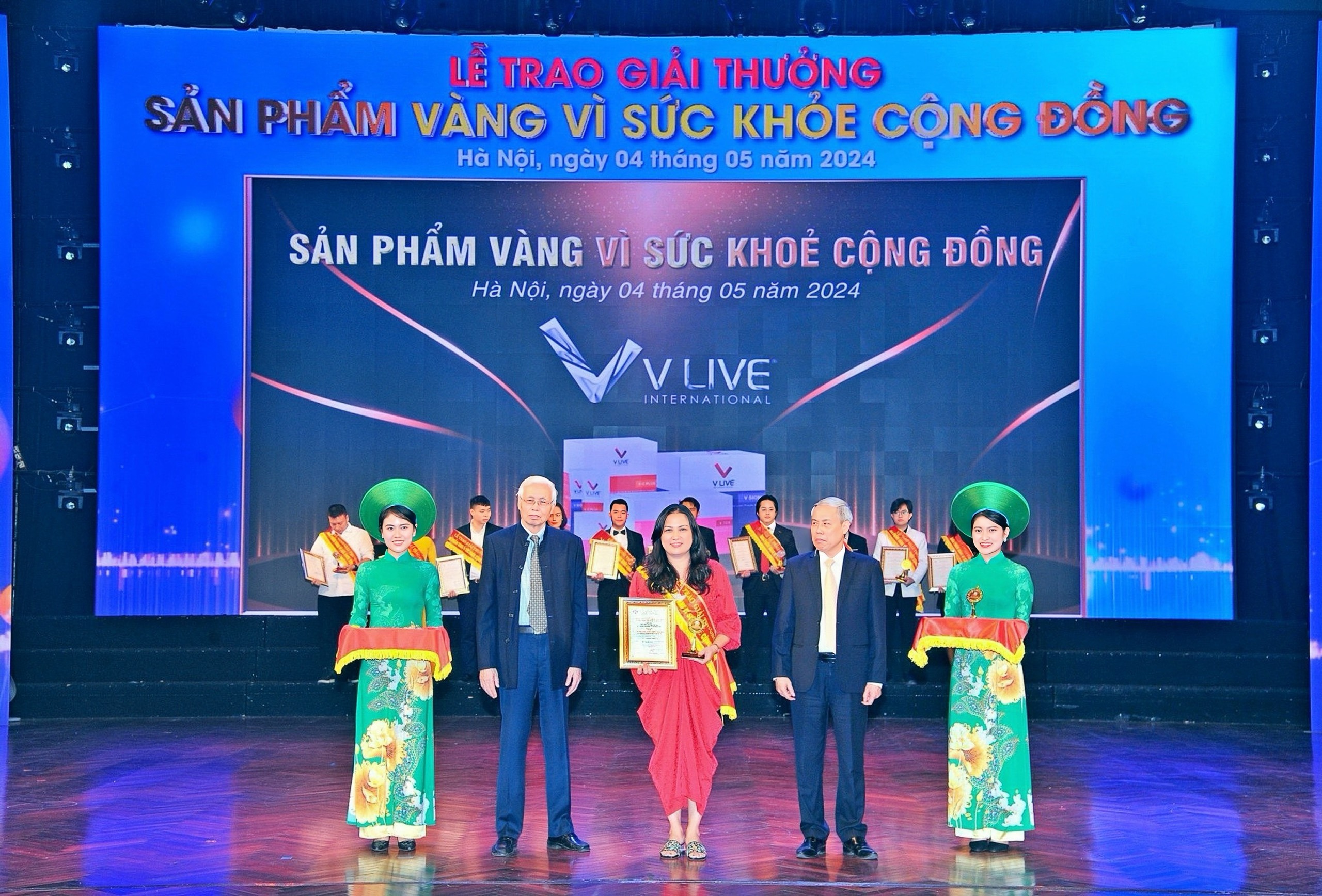 CEO Nguyễn Thanh Hương - CEO V Live International Việt Nam đại diện công ty nhận giải thưởng "Sản Phẩm Vàng Vì Sức Khỏe Cộng Đồng” năm 2024