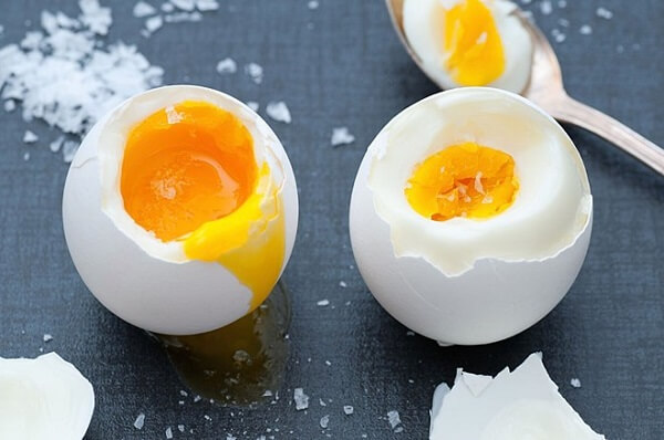 Lòng đỏ trứng là một trong những thực phẩm giàu Biotin tốt cho tóc