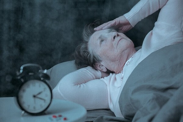 Người già thường mất ngủ, ảnh hưởng nghiêm trọng đến sức khỏe