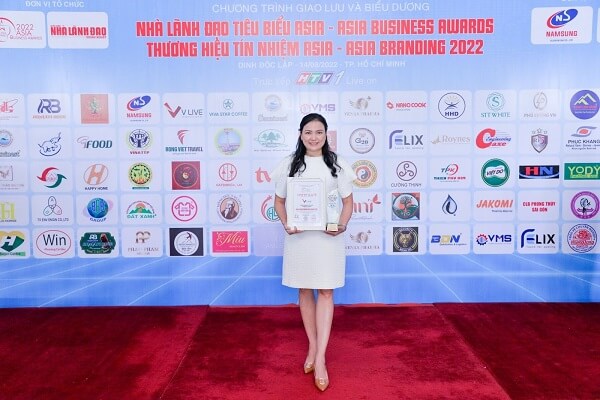 CEO Đỗ Thanh Hương cùng giải thưởng “Top 10 Thương hiệu tín nhiệm Asia 2022”