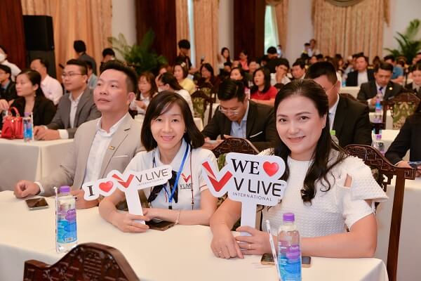 Chị Quỳnh Na cùng CEO Đỗ Thanh Hương tại buổi lễ