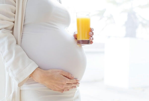 Phụ nữ mang thai, cho con bú nên cẩn trọng khi dùng vitamin C