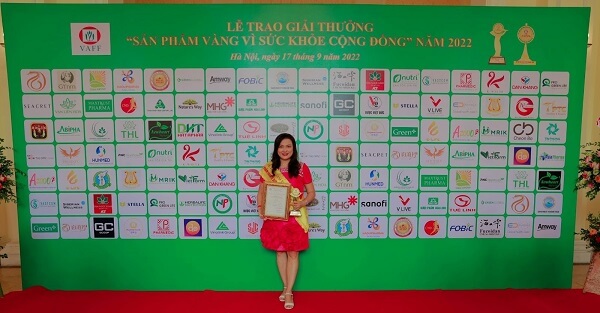 CEO Đỗ Thị Thanh Hương cùng giải thưởng “Sản phẩm vàng vì sức khỏe cộng đồng”